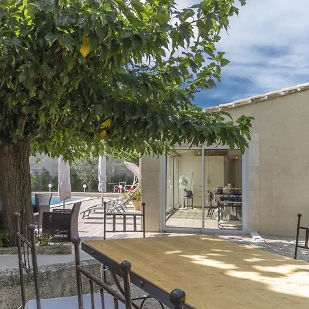 Mireillo Villa Noves